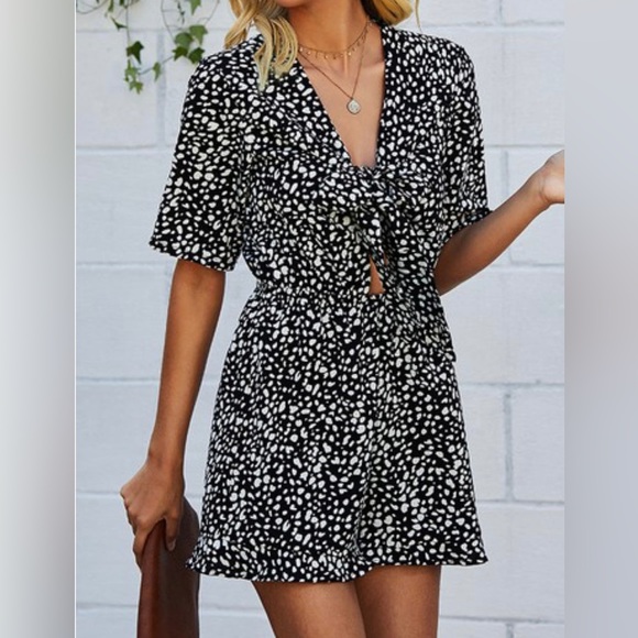 Front tie keyhole romper - Picture 1 of 5